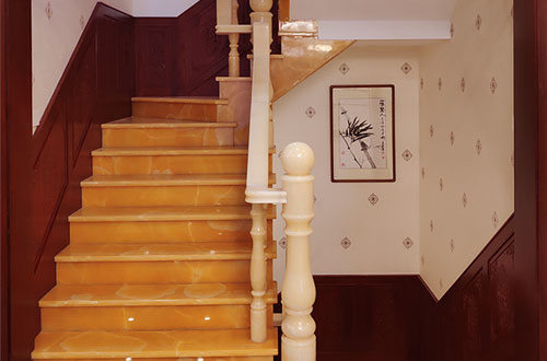 任丘中式别墅室内汉白玉石楼梯的定制安装装饰效果